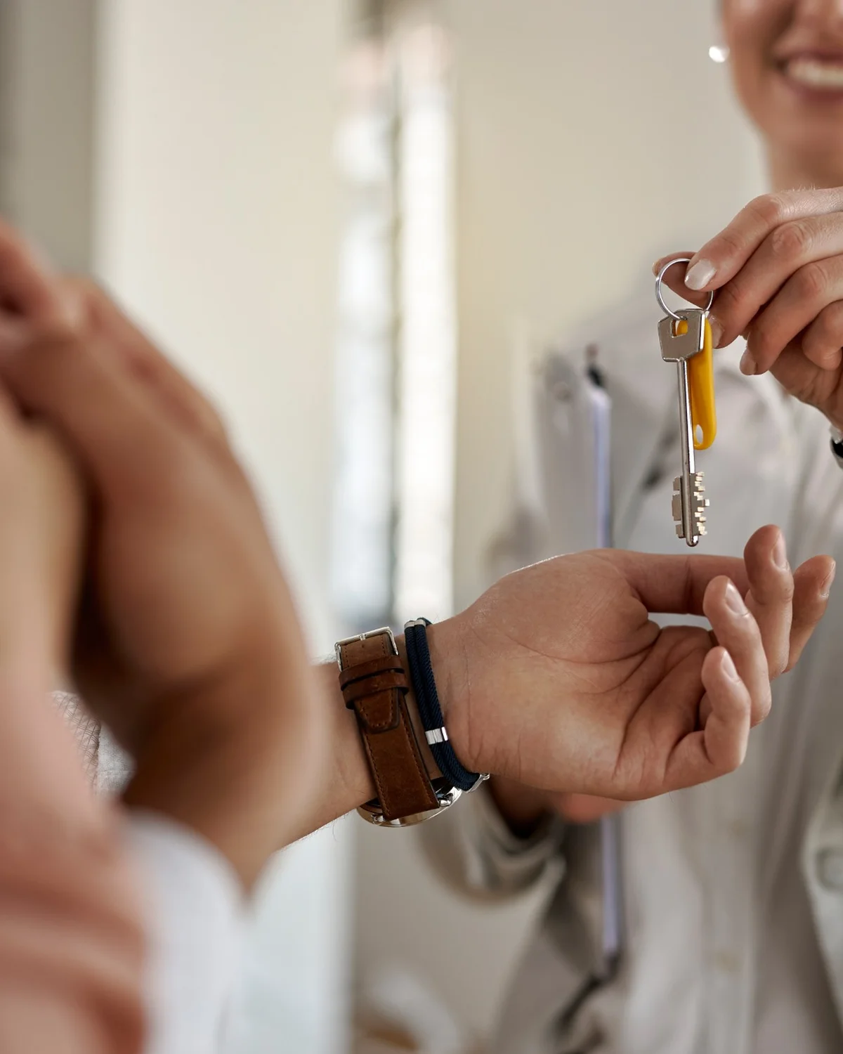 Nahaufnahme bei Wohnungsübergabe – Immobilien mieten mit RGI Immobilien in Füssen und Pfronten