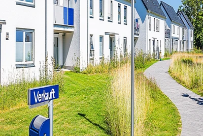 Reihenhäuser mit „Verkauft“-Schild – Symbolbild für den Verkauf vermieteter Immobilien in Pfronten und Füssen